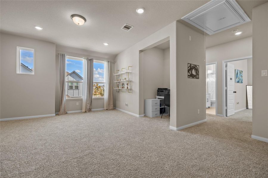 Spacious, unfurnished interior of a new home in , Houston (Image 20).