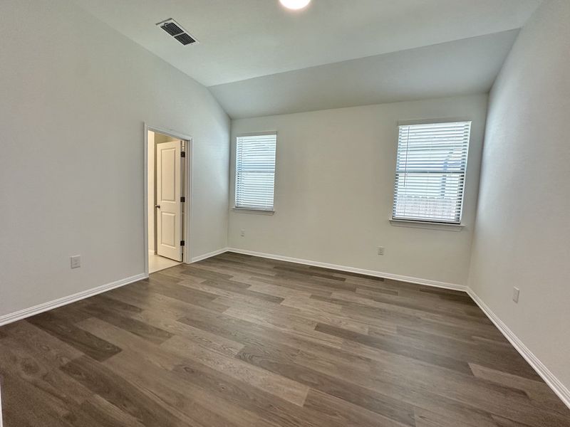 Spacious, unfurnished interior of a new home in Porter Country, Buda (Image 8).