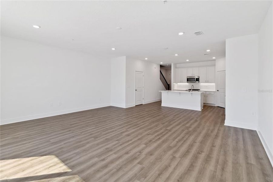 Spacious, unfurnished interior of a new home in Magnolia Reserve, Ocoee (Image 11).