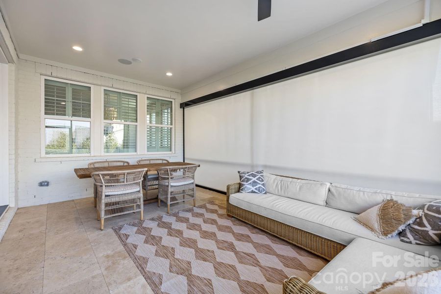 Spacious & Cozy Screened in Porch
