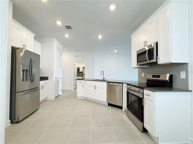 Furnished interior view inside a new home in Tohoqua, Kissimmee (Image 8). Furnished interior view inside a new home in Tohoqua, Kissimmee (Image 8).