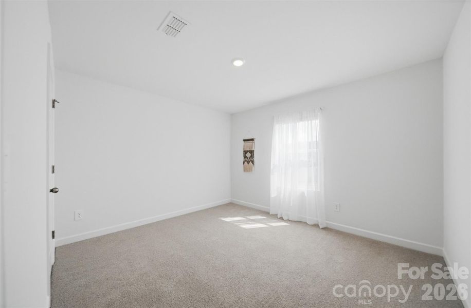 Spacious, unfurnished interior of a new home in Buffalo Ridge, Newton (Image 40).