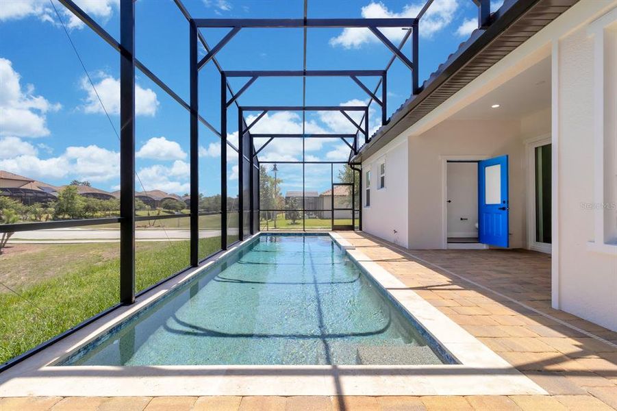 Exterior details and patio area of a home in , Haines City (Image 3).