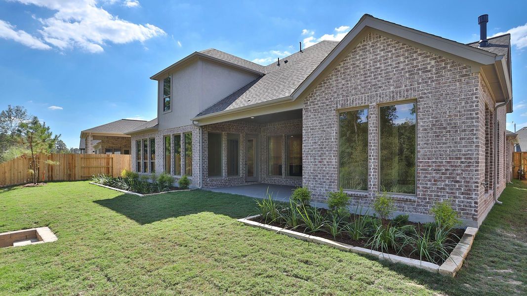 Exterior details and patio area of a home in Evergreen 70', Conroe (Image 3).