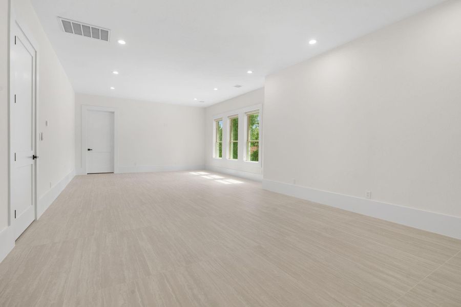 Spacious, unfurnished interior of a new home in , Tomball (Image 43).