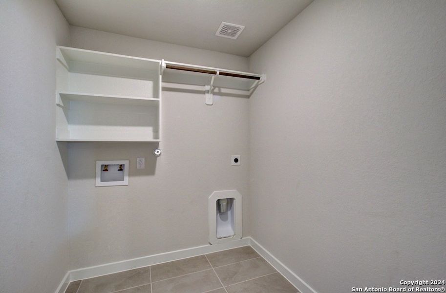 Spacious, unfurnished interior of a new home in Cloud Country, New Braunfels (Image 11).