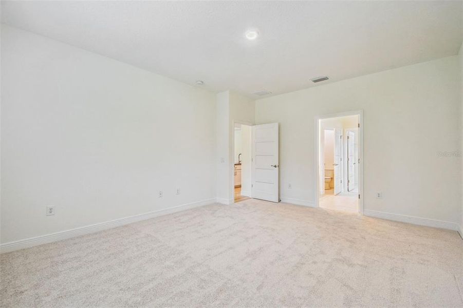 Spacious, unfurnished interior of a new home in Hidden Ridge, New Port Richey (Image 34).