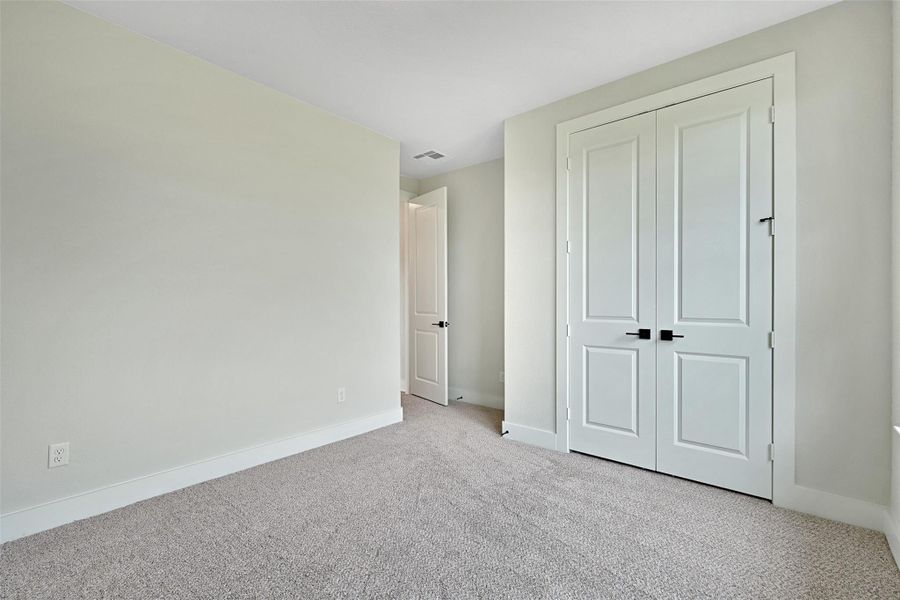 Spacious, unfurnished interior of a new home in Lago Mar, Texas City (Image 32).