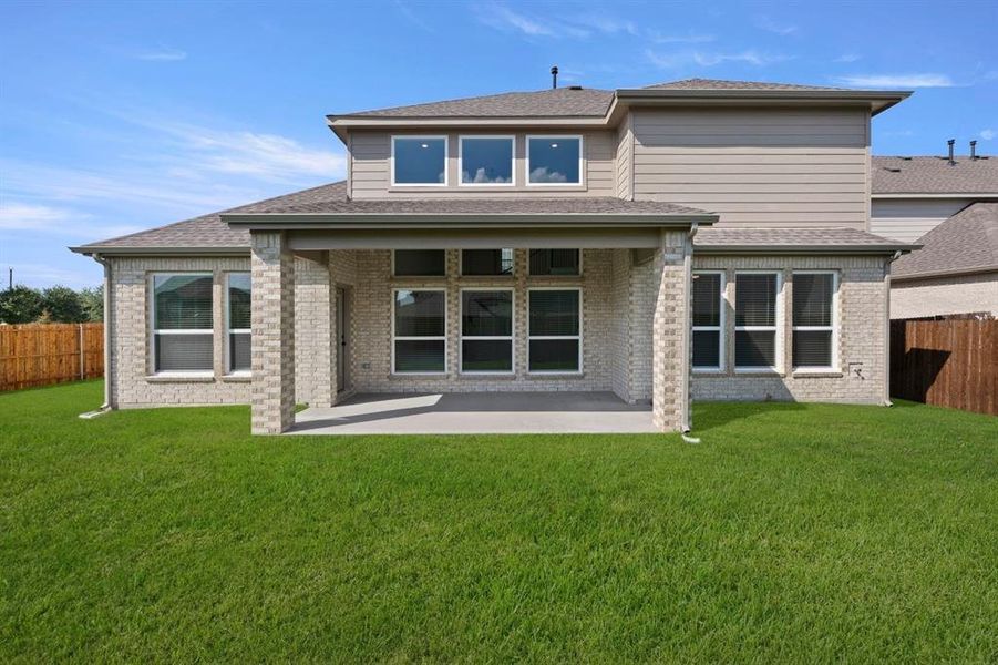 Exterior details and patio area of a home in Woodcreek, Rockwall (Image 18).