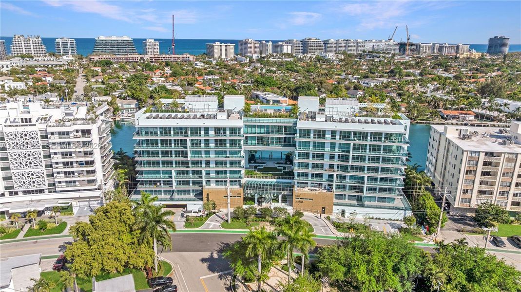Condo located in Miami Beach, FL showcasing its design and architecture (Image 36).