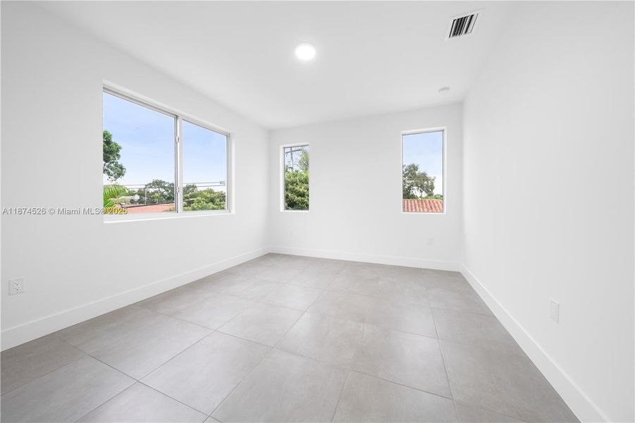 Spacious, unfurnished interior of a new home in , Miami (Image 60).