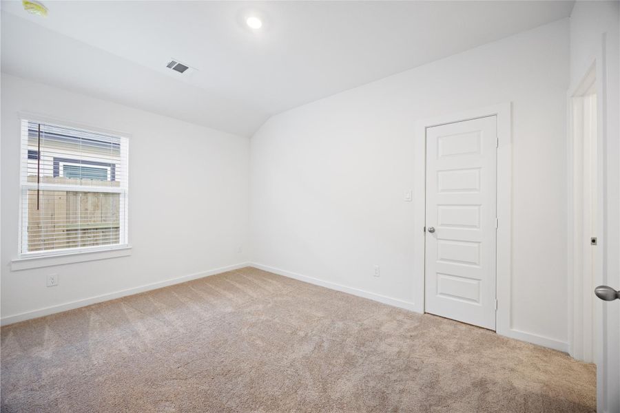 Spacious, unfurnished interior of a new home in Glendale Lakes, Rosharon (Image 19).