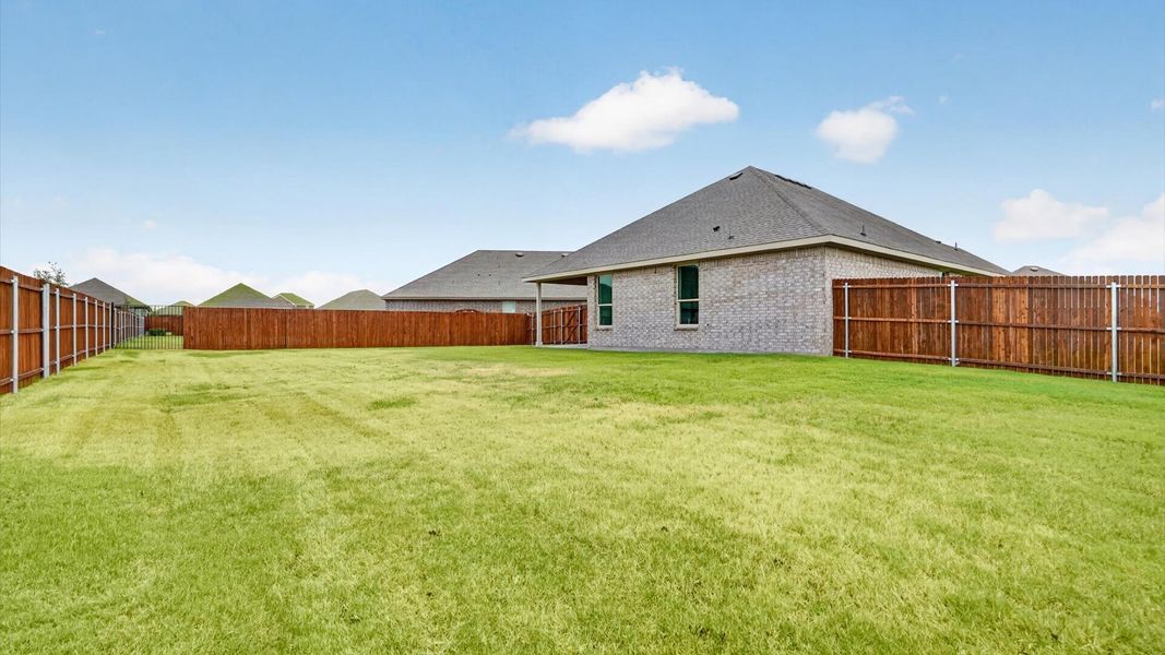 Exterior details and patio area of a home in Saratoga, Granbury (Image 17).