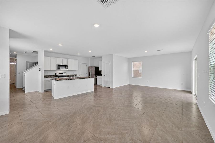 Spacious, unfurnished interior of a new home in Farm at Varrea, Plant City (Image 17).