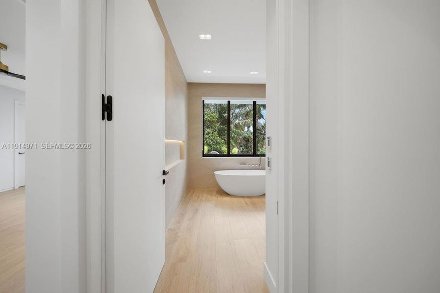 Spacious, unfurnished interior of a new home in , Fort Lauderdale (Image 69).