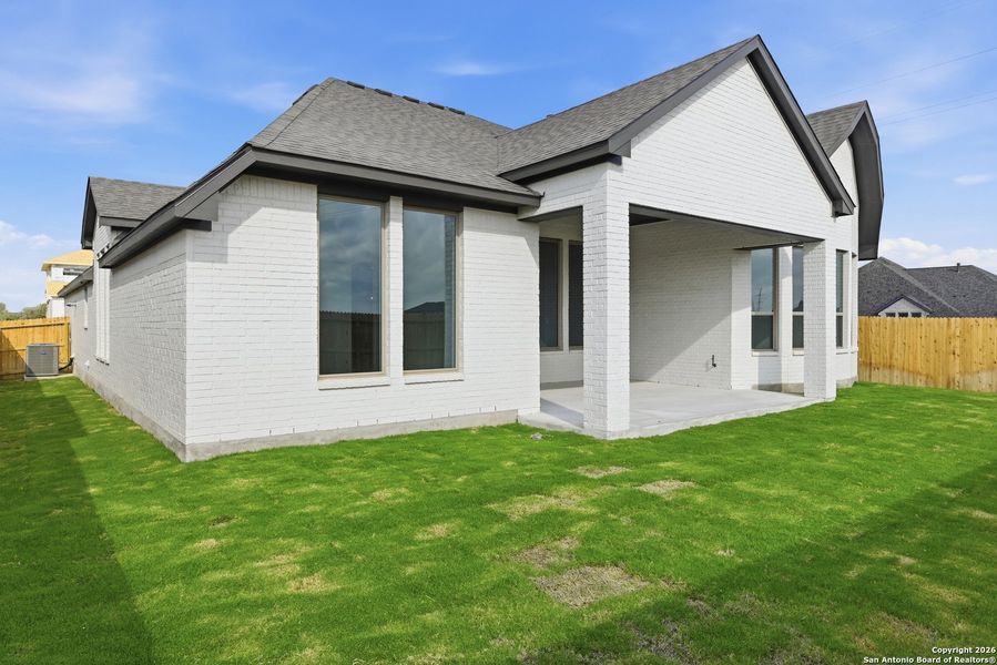 Exterior details and patio area of a home in Haby Hill 60s, San Antonio (Image 3).