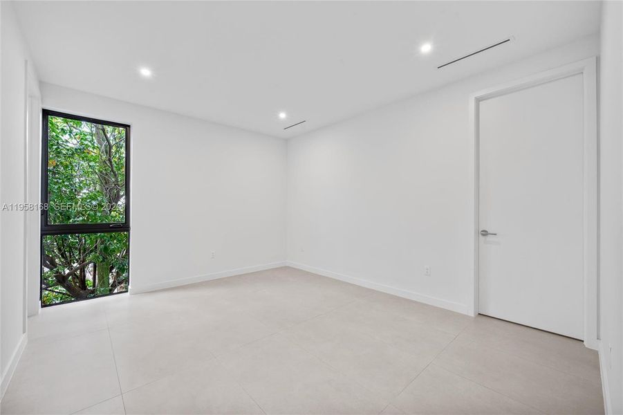 Spacious, unfurnished interior of a new home in , Miami (Image 22).