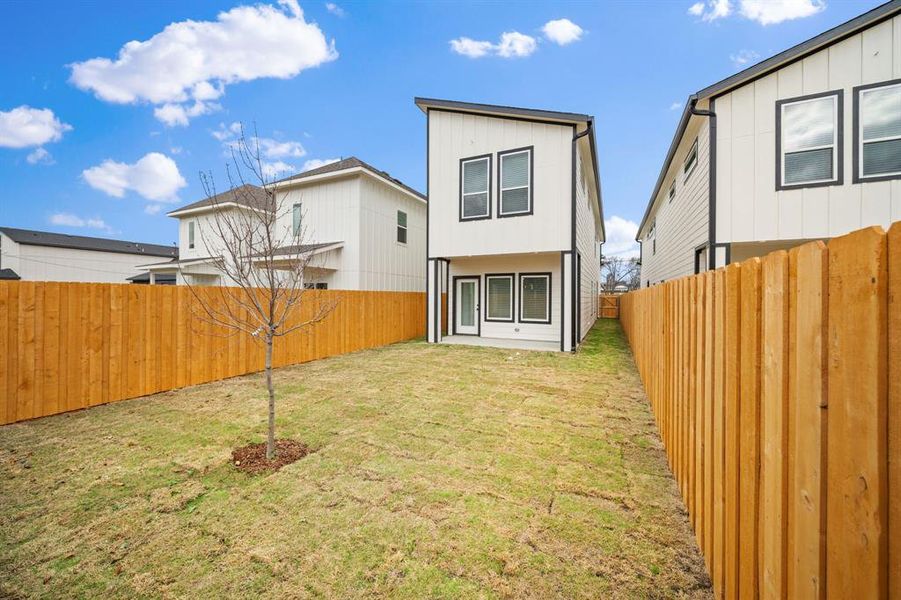 Exterior details and patio area of a home in , Dallas (Image 4).