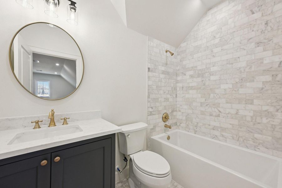 Full bath 4 - ensuite to bonus/game room Full bath 4 - ensuite to bonus/game room