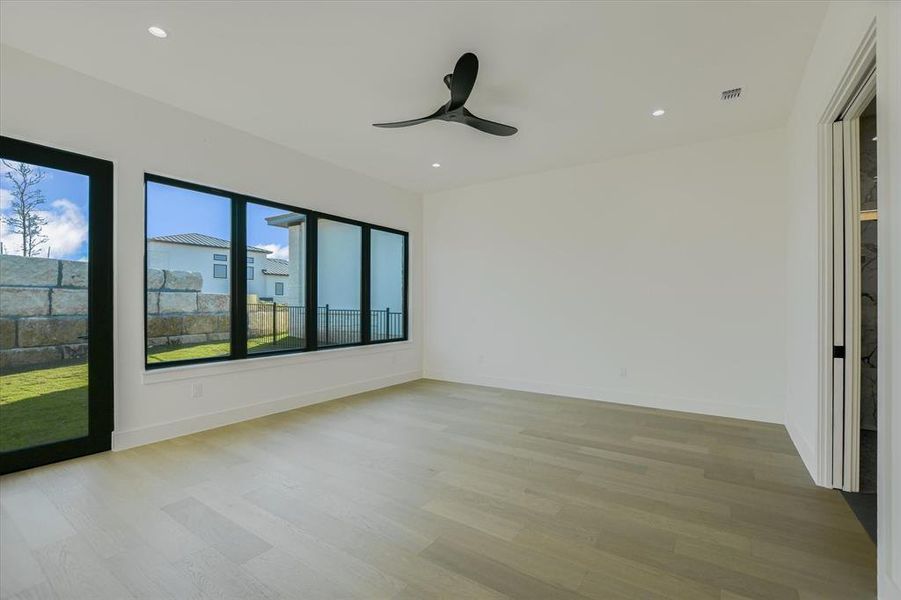 Spacious, unfurnished interior of a new home in , Horseshoe Bay (Image 20).
