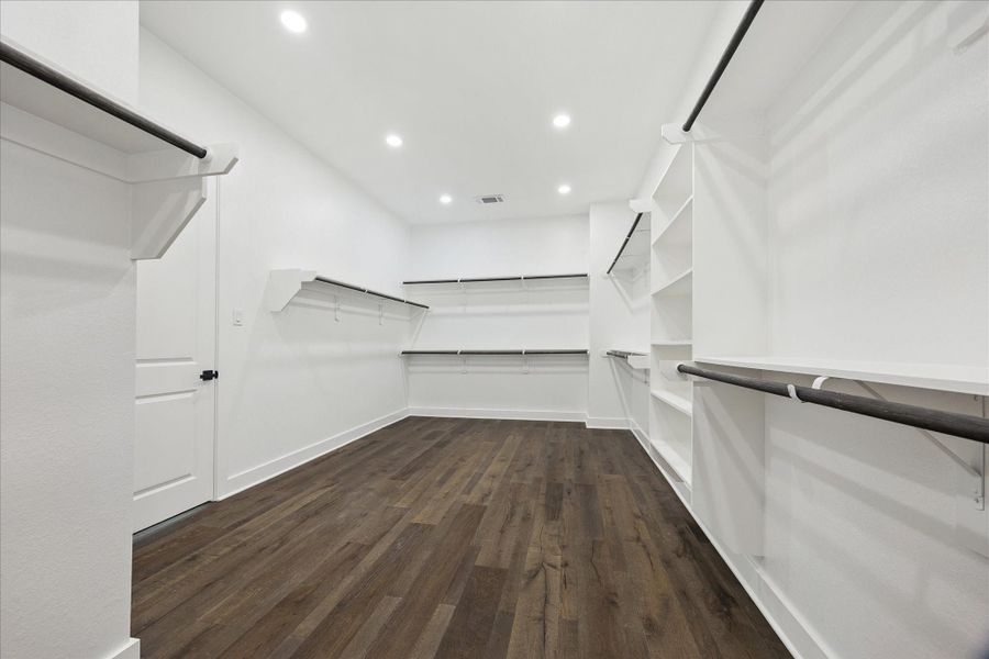 Spacious, unfurnished interior of a new home in , Houston (Image 38).