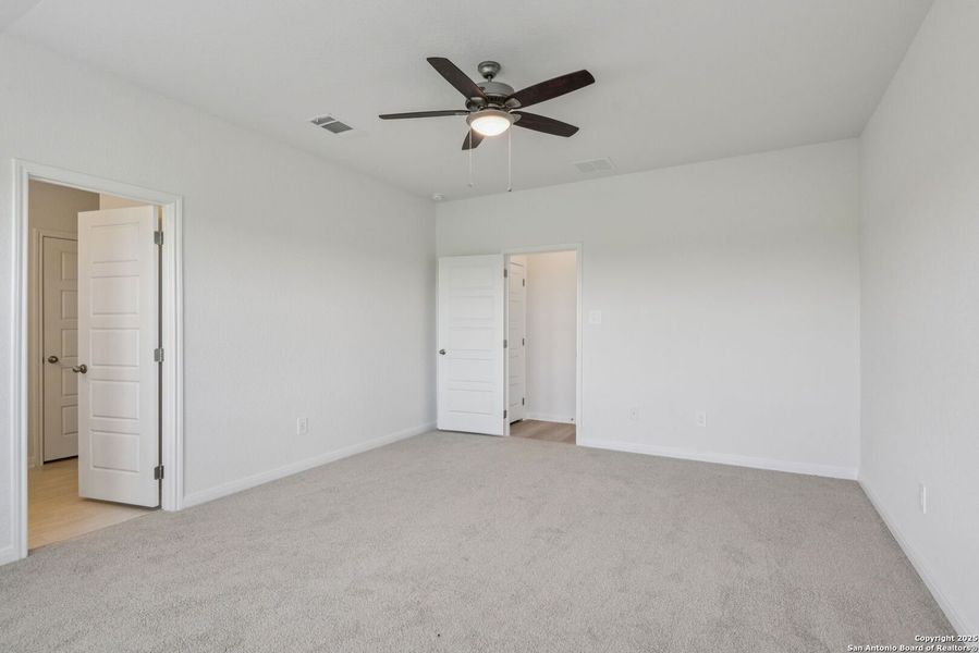 Spacious, unfurnished interior of a new home in Catalina, Converse (Image 24).