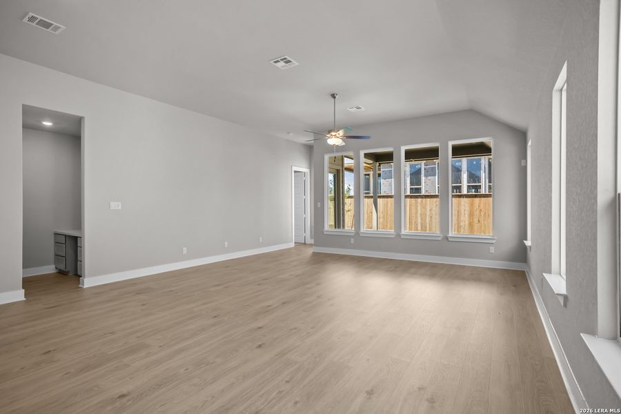 Spacious, unfurnished interior of a new home in Mayfair, New Braunfels (Image 22).