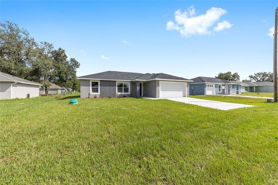 Exterior details and patio area of a home in , Dunnellon (Image 17).