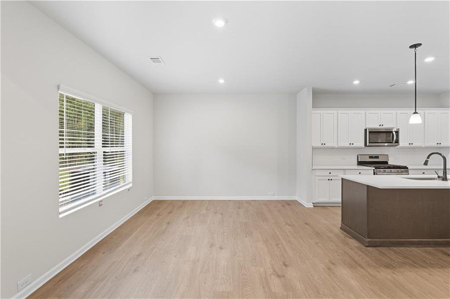 Spacious, unfurnished interior of a new home in Meadow Pines, Dallas (Image 13).