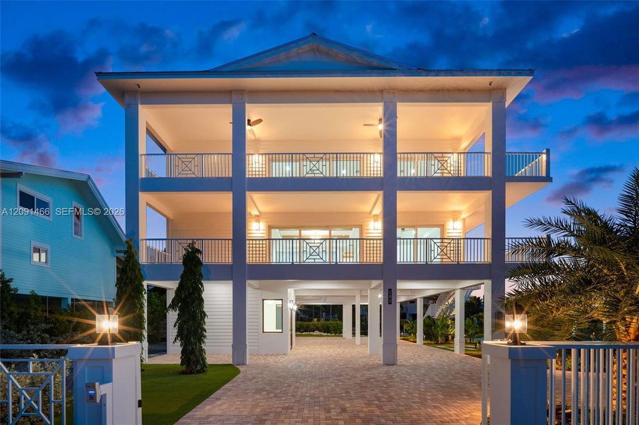 Condo located in Tavernier, FL showcasing its design and architecture (Image 5).