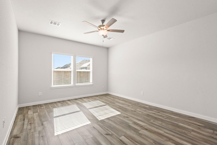 Spacious, unfurnished interior of a new home in Country Creek, Mont Belvieu (Image 12).