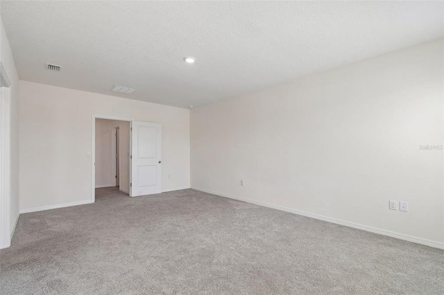 Spacious, unfurnished interior of a new home in Epperson, Wesley Chapel (Image 56).