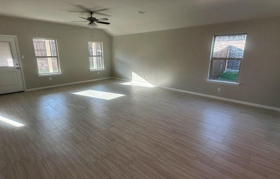 Spacious, unfurnished interior of a new home in Sandy Beach, Azle (Image 12).