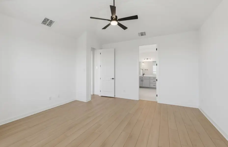 Spacious, unfurnished interior of a new home in Kuempel Farms, Pflugerville (Image 39).
