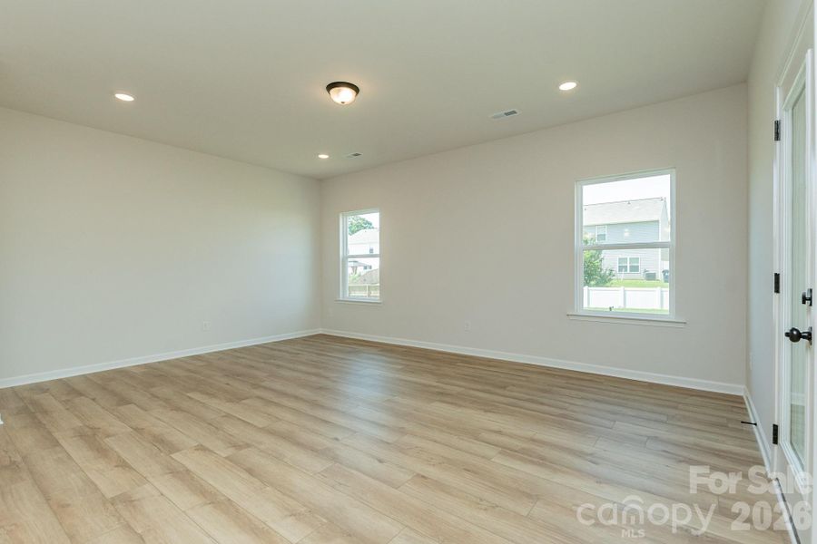 Spacious, unfurnished interior of a new home in Sunset Meadows, Charlotte (Image 16).