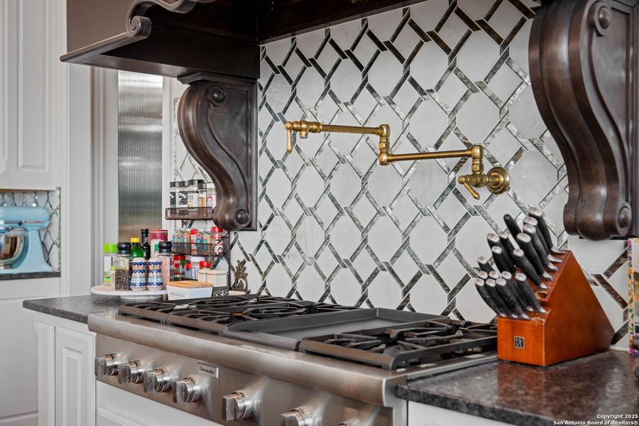 Furnished interior view inside a new home in , Kenedy (Image 25).