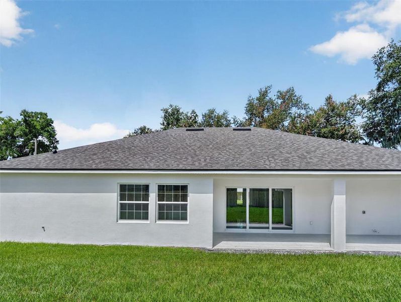 Exterior details and patio area of a home in , Plant City (Image 4).