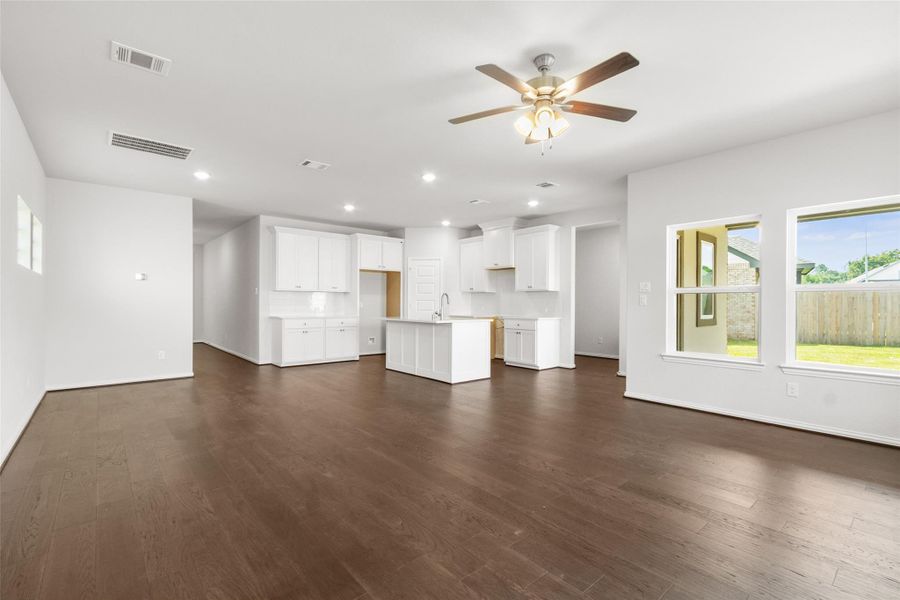 Spacious, unfurnished interior of a new home in Park at Eldridge, Sugar Land (Image 19). Spacious, unfurnished interior of a new home in Park at Eldridge, Sugar Land (Image 19).