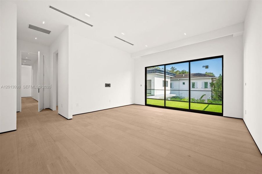 Spacious, unfurnished interior of a new home in , Miami (Image 35).