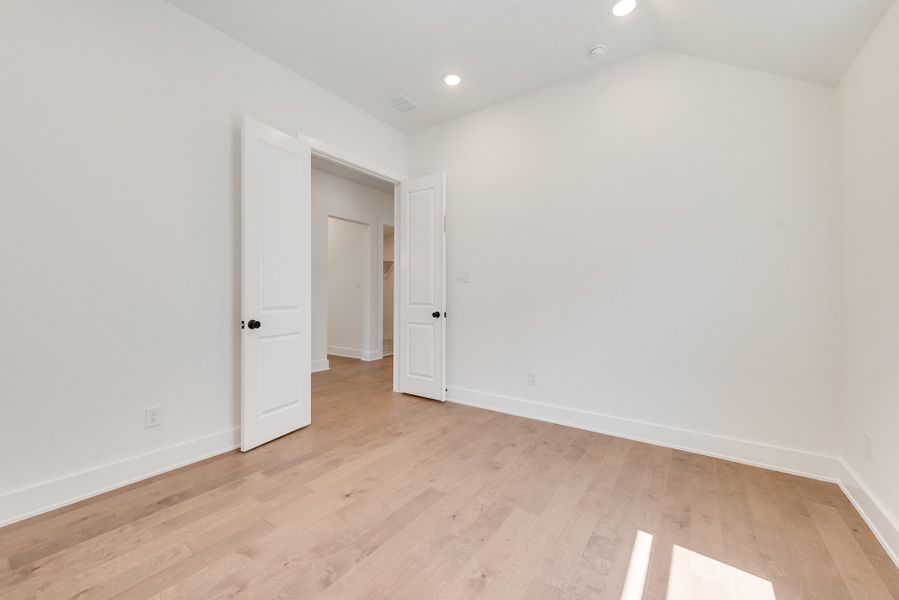 Spacious, unfurnished interior of a new home in Tavolo Park, Fort Worth (Image 32).