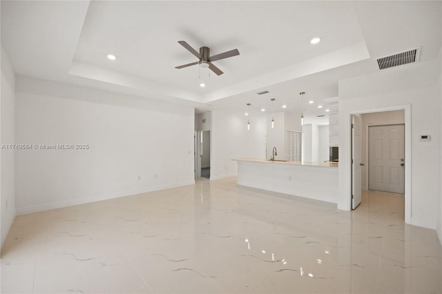 Spacious, unfurnished interior of a new home in , Lehigh Acres (Image 14).