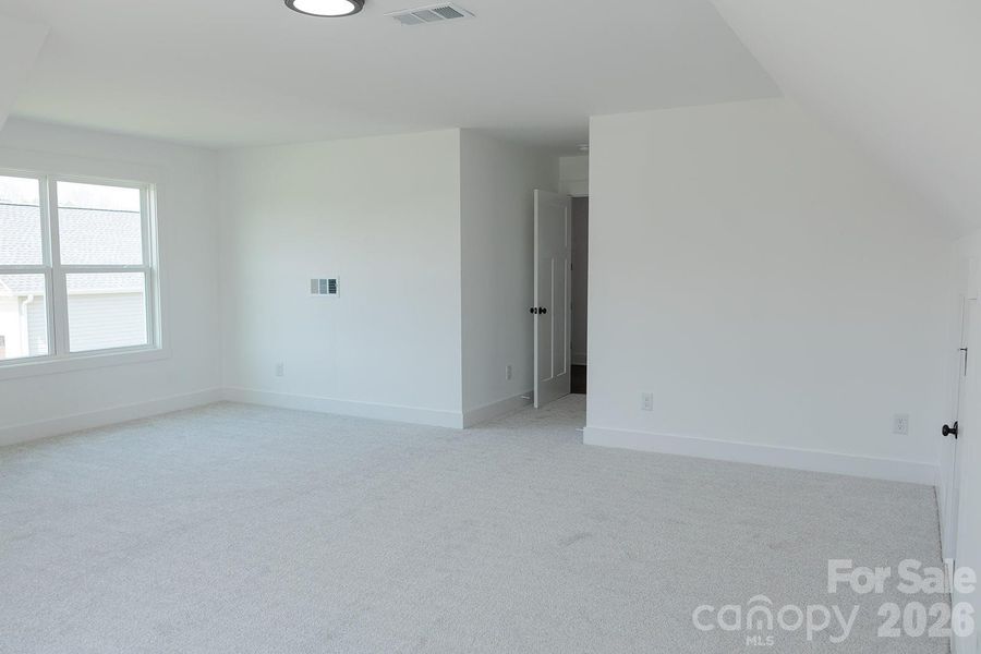 Spacious, unfurnished interior of a new home in , York (Image 31).