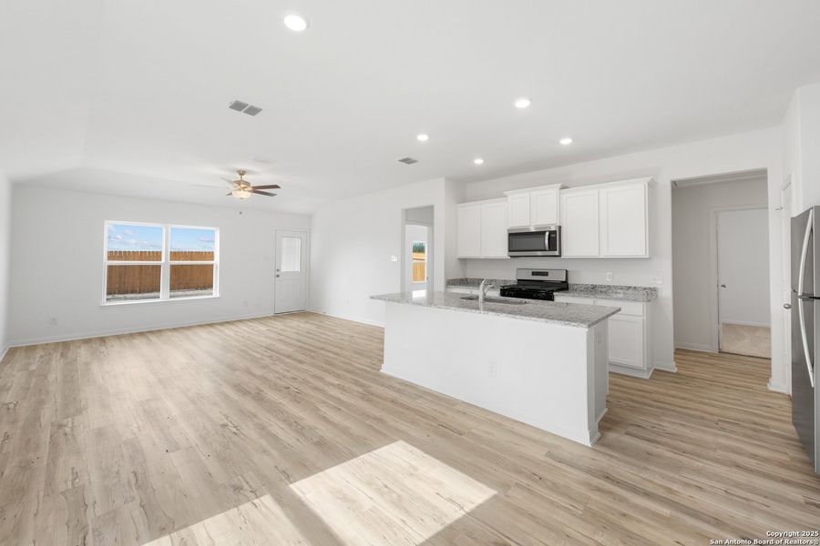 Spacious, unfurnished interior of a new home in Preserve at Medina, Von Ormy (Image 10).