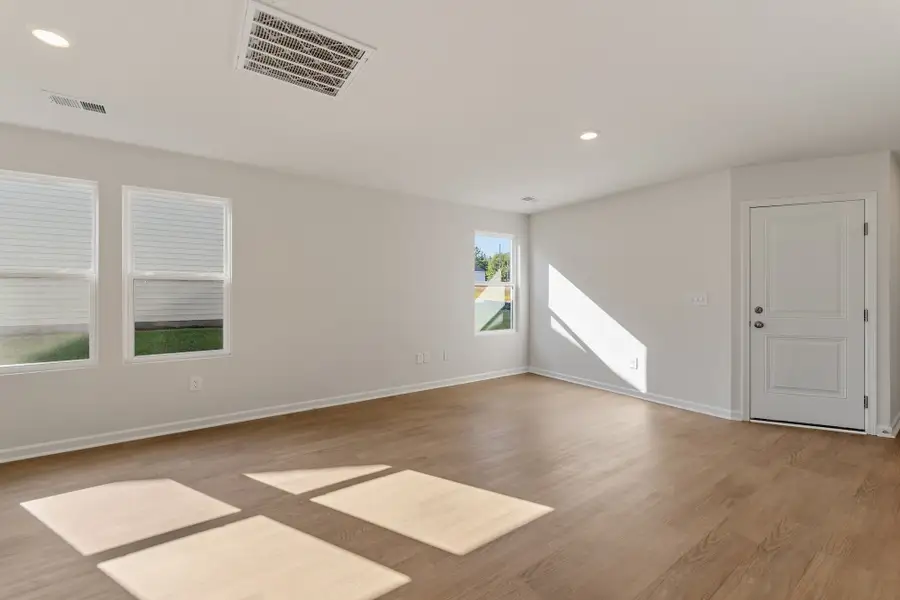 Spacious, unfurnished interior of a new home in Evergreen, Spartanburg (Image 9).