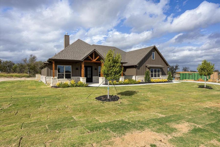 Craftsman house featuring a front lawn