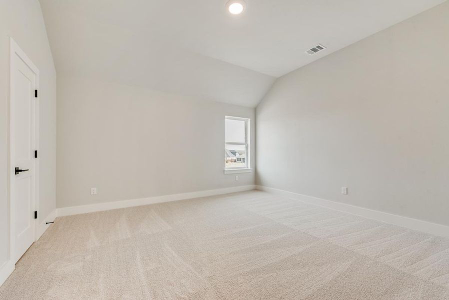 Spacious, unfurnished interior of a new home in Somerset Park, Rockwall (Image 32).
