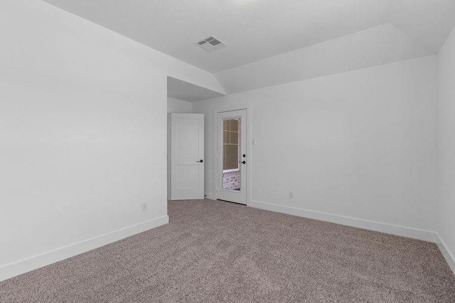 Spacious, unfurnished interior of a new home in Sienna, Missouri City (Image 11).