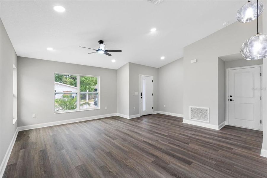 Spacious, unfurnished interior of a new home in , Tampa (Image 28).