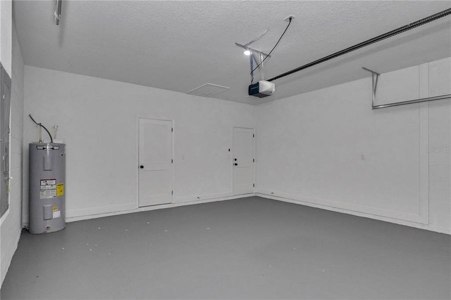 Spacious, unfurnished interior of a new home in , Citrus Springs (Image 31).