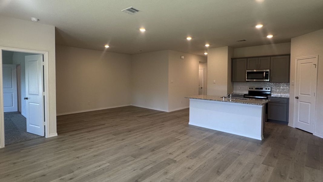 Spacious, unfurnished interior of a new home in Blaire Lake, Tyler (Image 7).